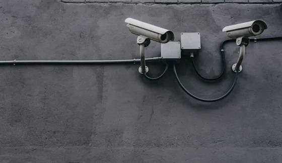 Dos cámaras de seguridad tipo bala instaladas en una pared