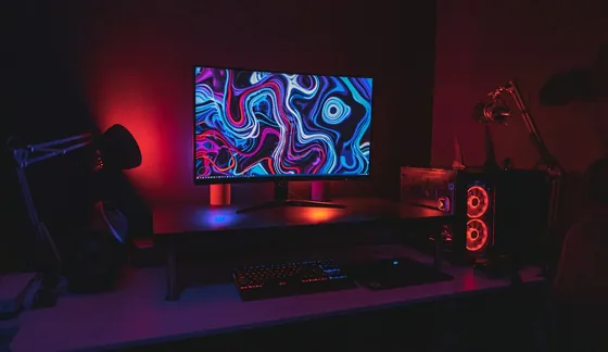 Puesto de trabajo con computador de torre, monitor y teclado iluminados