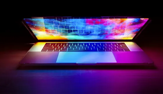 Portátil abierto con la pantalla y el teclado iluminados en colores