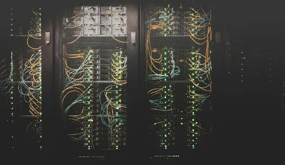 Racks de servidores con cableado de red y luces de estado