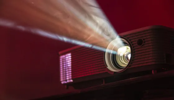Videobeam encendido proyectando un haz de luz