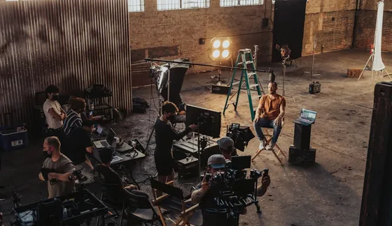 Equipo de rodaje grabando un comercial con cámara de cine