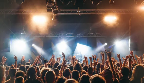 Cobertura de un evento en vivo con público y luces de escenario