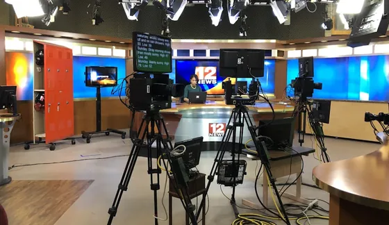 Set de televisión con varias cámaras de estudio